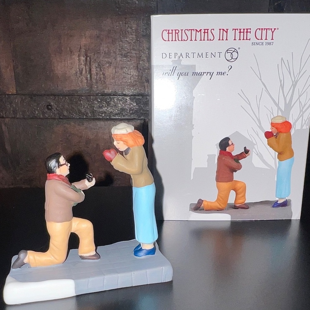 DEPT 56 WILL YOU MARRY ME~Christmas in the City #6005388~VILLAGE ACCESS. COUPLE